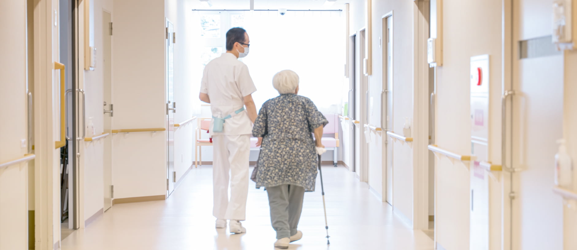 ガラシア病院内を介護士と患者が歩いている様子