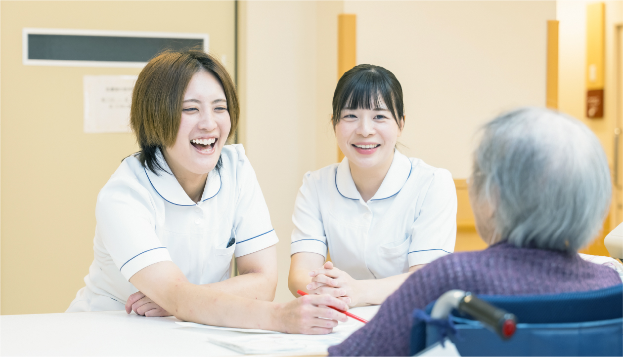 ガラシア病院で働く看護師と患者が談笑している様子