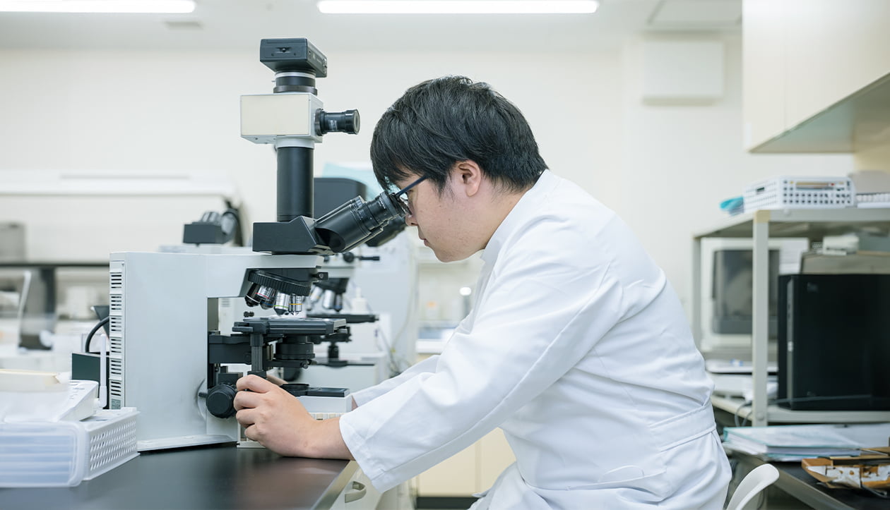 ガラシア病院で働く看護師と患者が談笑している様子