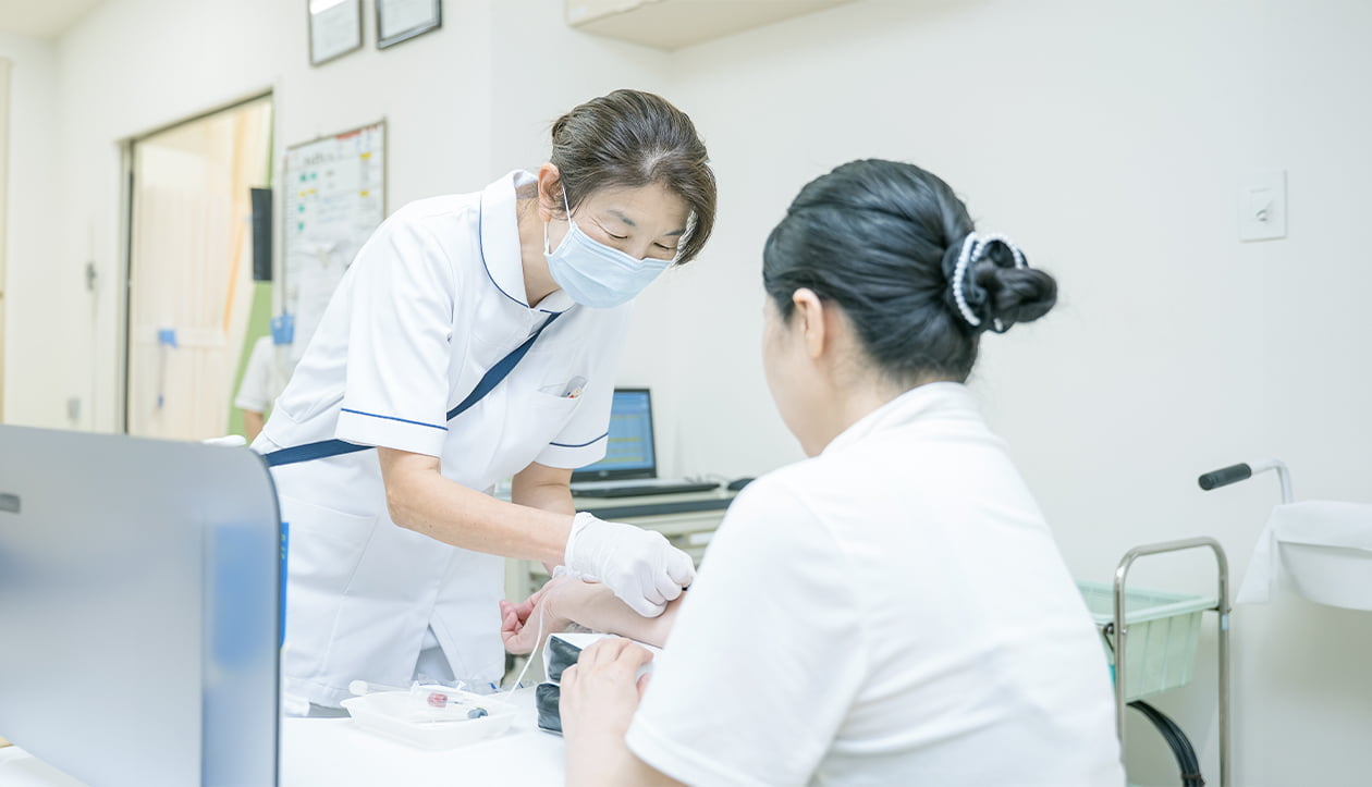 ガラシア病院で働く看護師と患者が談笑している様子