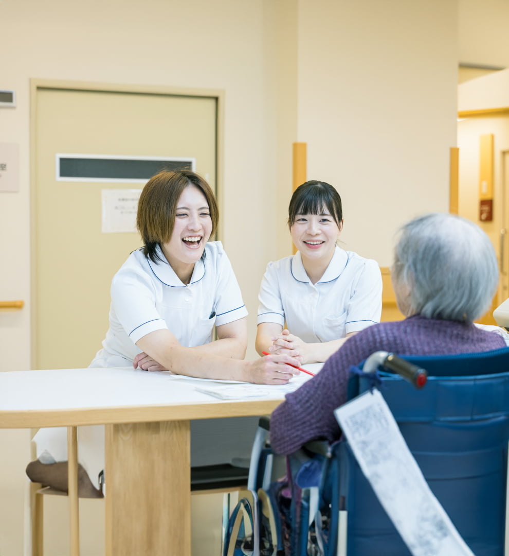 ガラシア病院で働く看護師と患者が談笑している様子